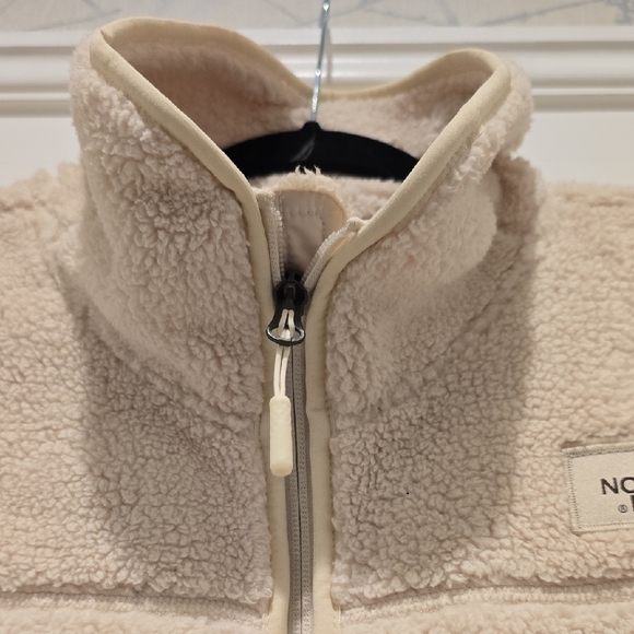 The North Face Cream Fleece Vest - Picture 4 of 6